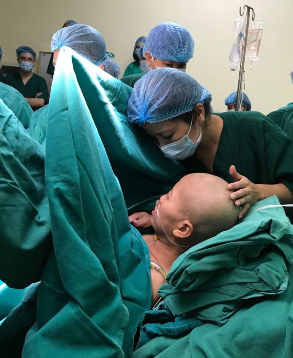 Mẹ bé Bình An tỉnh lại, trào nước mắt khi ngắm con qua video