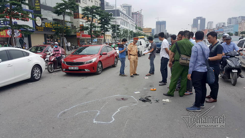 Ô tô cán chết tài xế xe ôm, đường Phạm Văn Đồng ùn tắc trong mưa