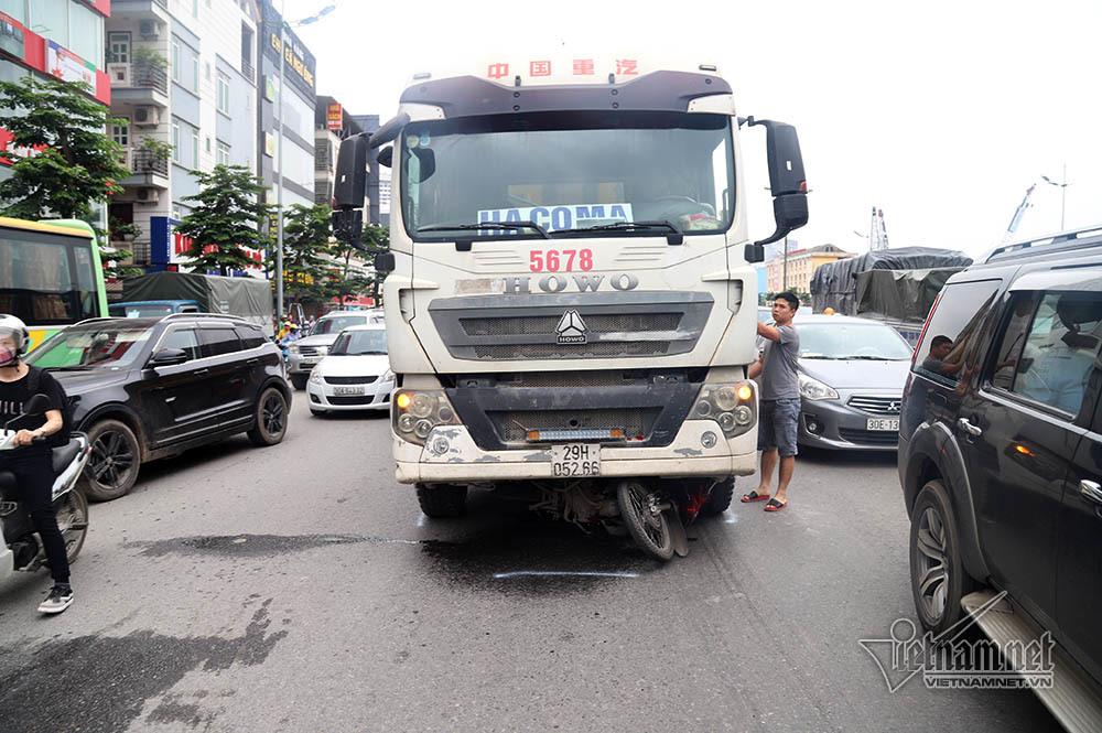 Ô tô cán chết tài xế xe ôm, đường Phạm Văn Đồng ùn tắc trong mưa