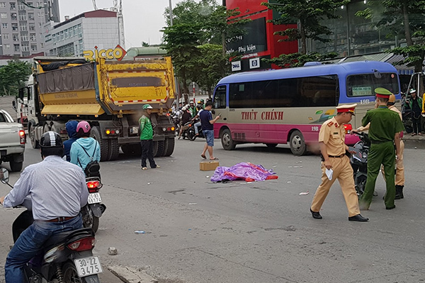 Ô tô cán chết tài xế xe ôm, đường Phạm Văn Đồng ùn tắc trong mưa