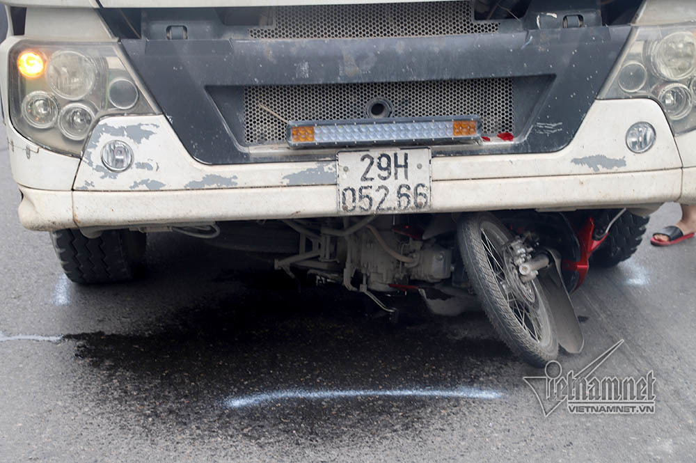 Ô tô cán chết tài xế xe ôm, đường Phạm Văn Đồng ùn tắc trong mưa