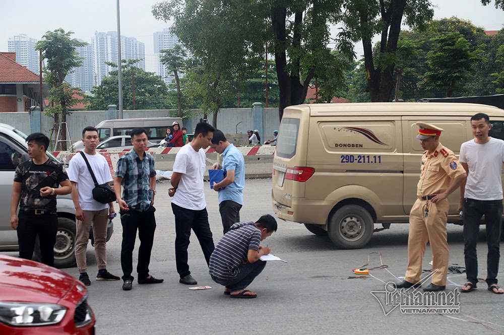 Ô tô cán chết tài xế xe ôm, đường Phạm Văn Đồng ùn tắc trong mưa