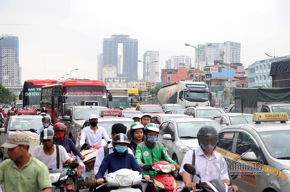 Ô tô cán chết tài xế xe ôm, đường Phạm Văn Đồng ùn tắc trong mưa