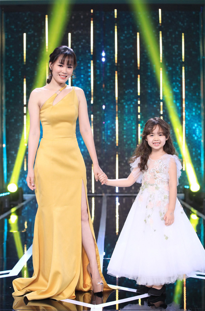 Hiếm hoi mới đi show, Mai Phương Thúy lại nói chuyện lơ ngơ khó hiểu khiến Trấn Thành phải xin lỗi khán giả Hiếm hoi mới đi show, Mai Phương Thúy lại nói chuyện lơ ngơ khó hiểu khiến Trấn Thành phải xin lỗi khán giả