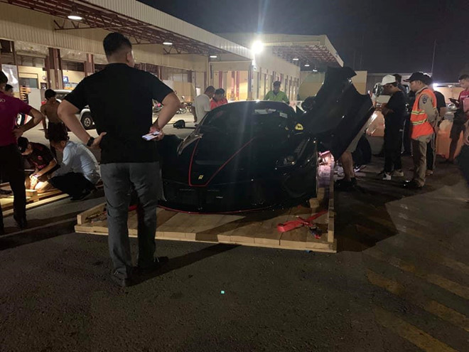 Bộ đôi siêu xe triệu USD của Ferrari cập bến Campuchia