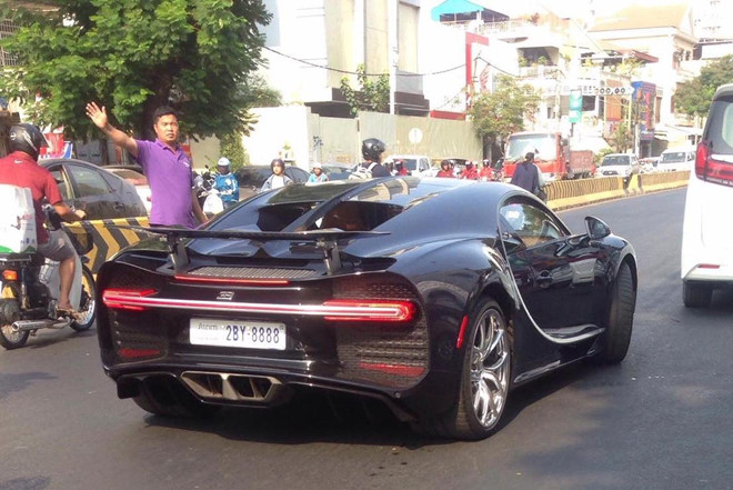 Bộ đôi siêu xe triệu USD của Ferrari cập bến Campuchia