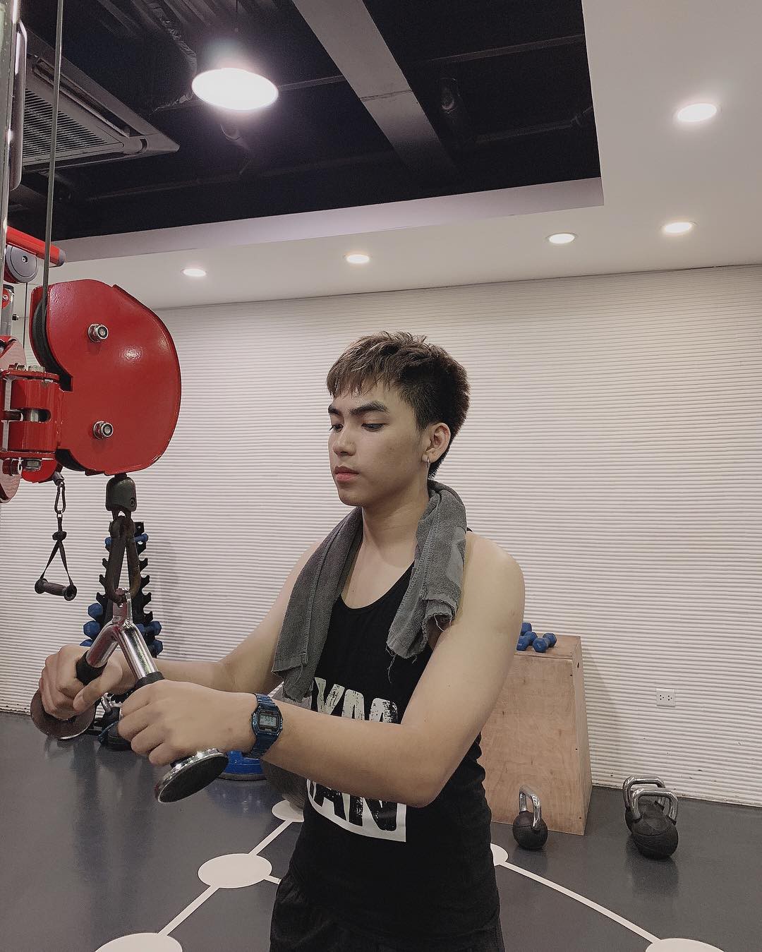 Chưa rõ có thành thực tập sinh hay không nhưng vừa nhìn qua Long Hoàng đã thấy hợp gu visual của SM Entertaiment phết