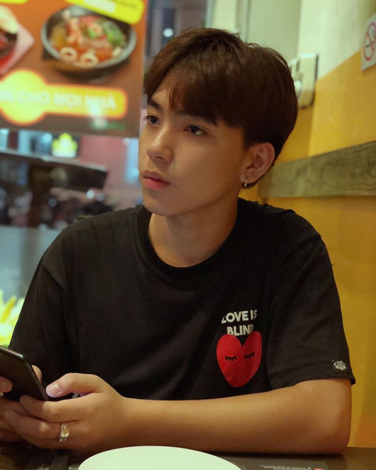 Chưa rõ có thành thực tập sinh hay không nhưng vừa nhìn qua Long Hoàng đã thấy hợp gu visual của SM Entertaiment phết