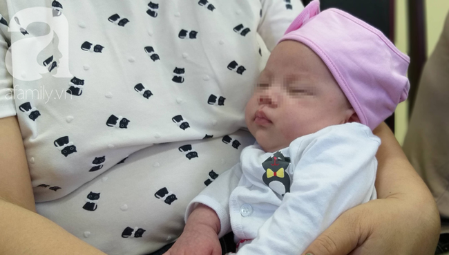 Hà Nội: Người mẹ trẻ đến nhận lại con gái 1 tháng tuổi sau 2 ngày bỏ rơi ở nhà tập thể