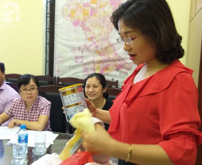 Hà Nội: Người mẹ trẻ đến nhận lại con gái 1 tháng tuổi sau 2 ngày bỏ rơi ở nhà tập thể