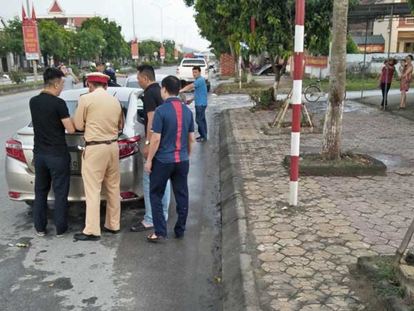 Cảnh sát phục kích bắt thiếu phụ mang 2 cô gái đi bán lấy 34 triệu đồng