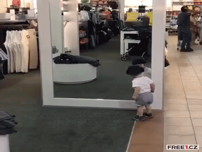 Thấy bóng mình trong gương, cậu bé có phản ứng bất ngờ khiến dân mạng ôm bụng cười ngặt nghẽo