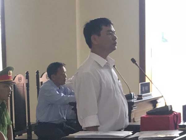 Bắt giam tại tòa cựu trưởng phòng dọa mài dao cắt cổ hiệu trưởng