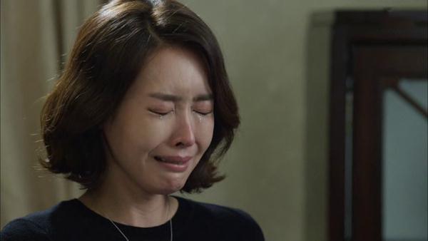 Nửa đêm xuống nhà, tôi bật khóc trước cảnh tượng vợ đang quỳ gối cầu xin osin