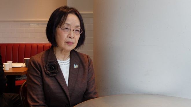 Đến thăm con dâu mới sinh, tôi choáng váng với tấm biển viết tay trước cửa phòng ngủ của cháu