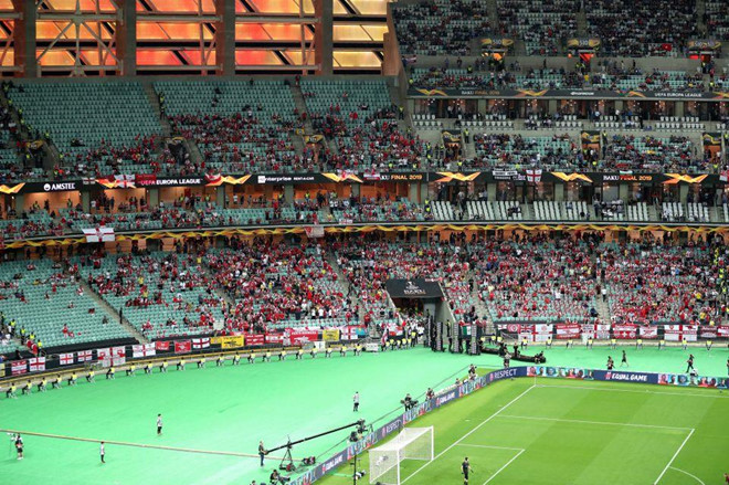 CĐV phẫn nộ vì khán đài quá xa mặt sân trận CK Europa League
