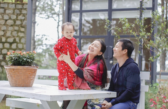 Chồng đại gia của Phan Như Thảo nhận được nhiều sự đồng cảm khi tiết lộ sẽ dạy con theo kiểu con nhà nghèo