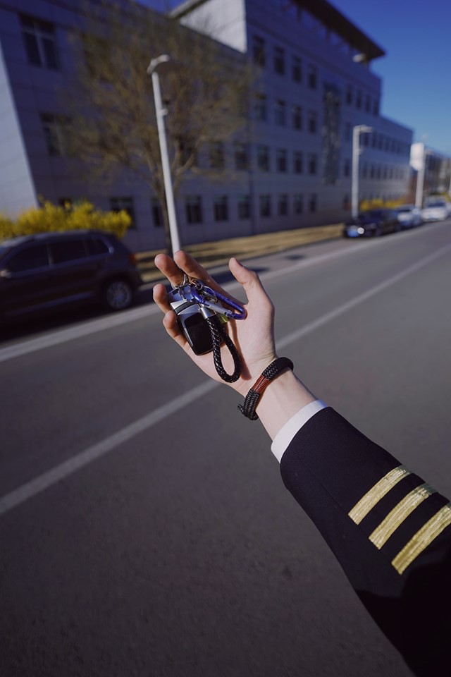 Chàng phi công có sở thích giấu mặt vẫn hút fan rần rần nhờ rất biết cách khoe 1 điểm cực phẩm