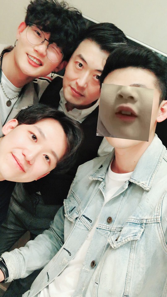 Chàng phi công có sở thích giấu mặt vẫn hút fan rần rần nhờ rất biết cách khoe 1 điểm cực phẩm