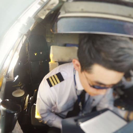 Chàng phi công có sở thích giấu mặt vẫn hút fan rần rần nhờ rất biết cách khoe 1 điểm cực phẩm