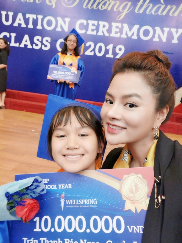 Thay chồng đến dự lễ tốt nghiệp của con gái riêng, Vũ Thu Phương tâm sự: Mấy đời bánh đúc có xương, đã làm dì ghẻ nên thương con chồng