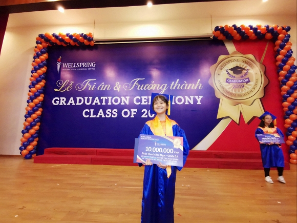 Thay chồng đến dự lễ tốt nghiệp của con gái riêng, Vũ Thu Phương tâm sự: Mấy đời bánh đúc có xương, đã làm dì ghẻ nên thương con chồng