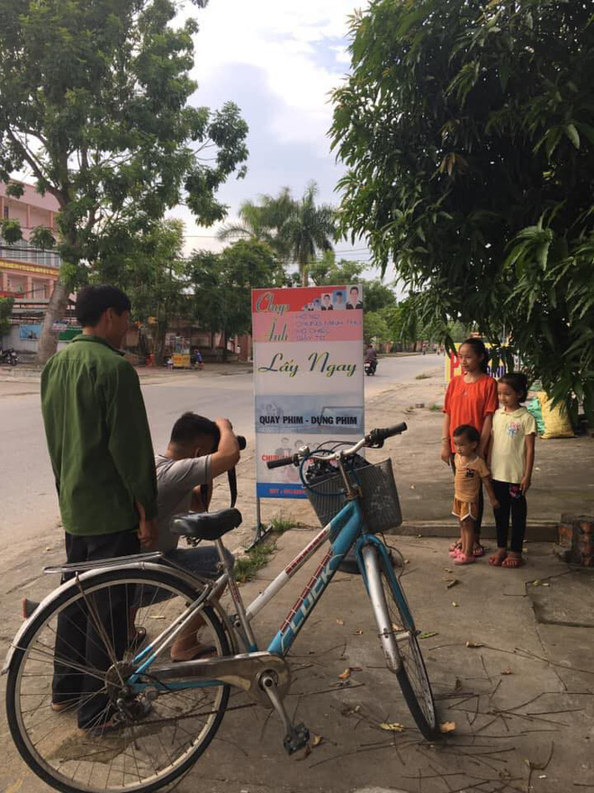 Bố đưa 3 đứa con đi chụp ảnh kỷ niệm, ý nghĩa đằng sau khiến dân mạng rưng rưng cảm động