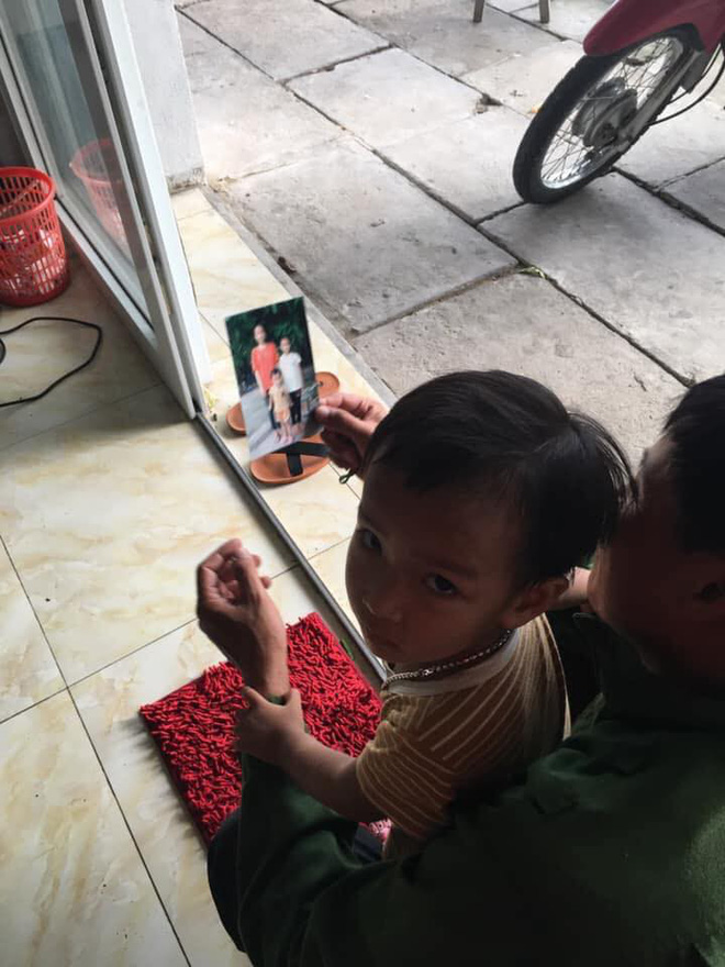 Bố đưa 3 đứa con đi chụp ảnh kỷ niệm, ý nghĩa đằng sau khiến dân mạng rưng rưng cảm động