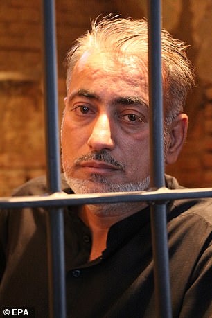 Chồng siết cổ vợ nhiễm HIV rồi treo thi thể lên cây