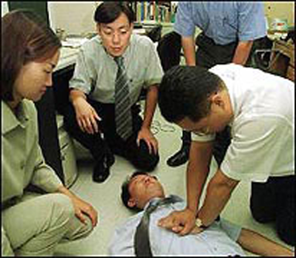 Chú rể đột tử trong ngày cưới vì hành động móc họng sai lầm khi say rượu