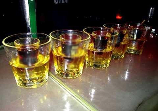 Chú rể đột tử trong ngày cưới vì hành động móc họng sai lầm khi say rượu