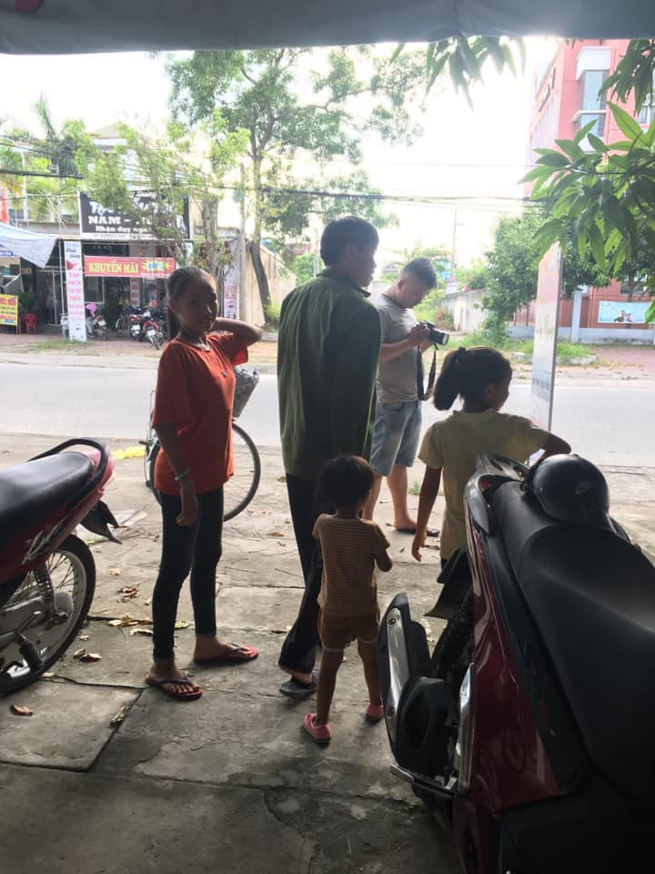 Ông bố đưa con ra tiệm ven đường chụp ảnh, bình dị thôi mà sao nghẹn ngào đến thế!