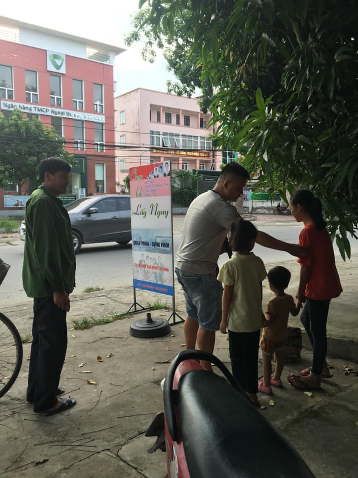 Ông bố đưa con ra tiệm ven đường chụp ảnh, bình dị thôi mà sao nghẹn ngào đến thế!