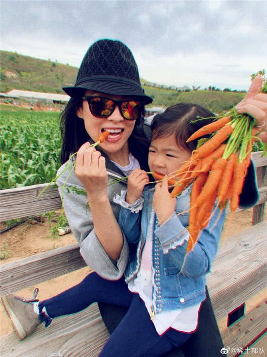 Vứt bỏ vẻ lộng lẫy của một ngôi sao, Chương Tử Di về quê trồng rau, chân đất chơi đùa cùng con gái nhỏ