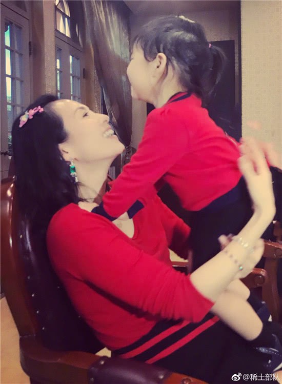 Vứt bỏ vẻ lộng lẫy của một ngôi sao, Chương Tử Di về quê trồng rau, chân đất chơi đùa cùng con gái nhỏ