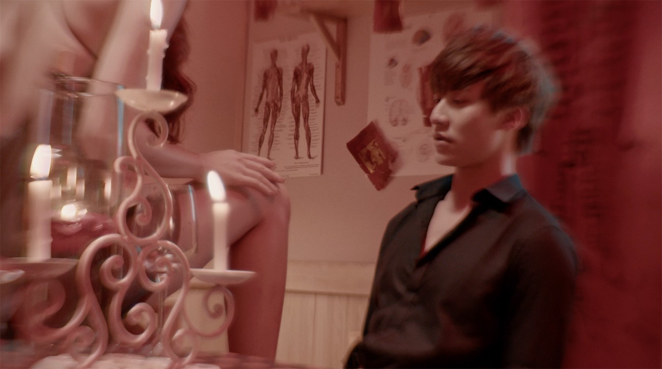 Phim mới của Thúy Ngân và Mr Cần Trô gây sốc vì ngập tràn cảnh nóng và kinh dị