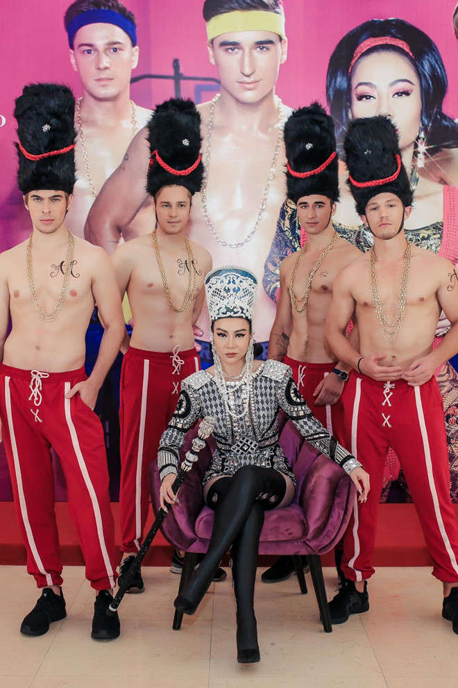 Xuất hiện quá lố trong buổi họp báo, Thu Minh bị tố ăn cắp ý tưởng