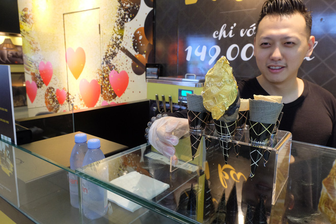 Chủ tiệm nói gì về kem dát vàng 24k sang chảnh đang gây sốt ở Hà Nội?