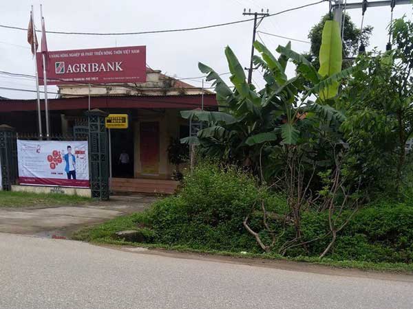 Nóng: Nam thanh niên mặc áo mưa, cầm hung khí vào ngân hàng cướp 500 triệu đồng rồi bỏ chạy