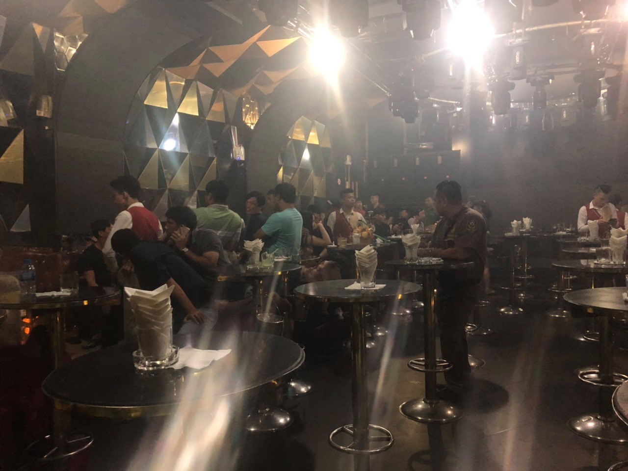 Hàng chục dân chơi tổ chức phê ma tuý trong vũ trường Đông Kinh