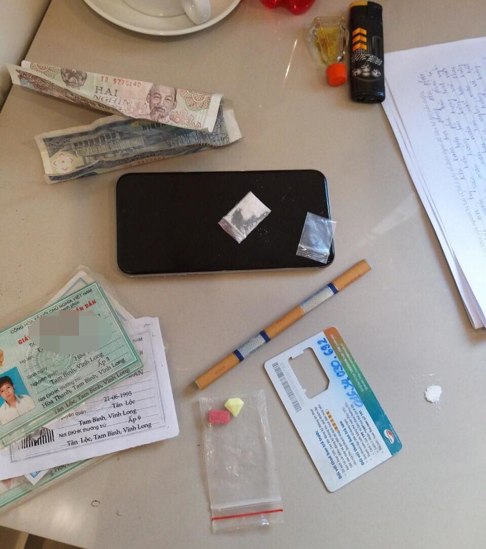 2 cô gái miền Tây phê ma túy trong nhà nghỉ cùng 4 gã mới quen