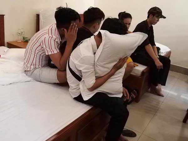 2 cô gái miền Tây phê ma túy trong nhà nghỉ cùng 4 gã mới quen