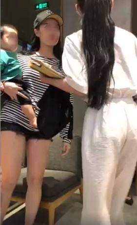 Cô gái cầm nhầm ví Gucci 1.200 USD của mẹ bỉm sữa, bị phát hiện còn cãi tay đôi: Tao chưa lấy tao không sợ! Cô gái cầm nhầm ví Gucci 1.200 USD của mẹ bỉm sữa, bị phát hiện còn cãi tay đôi: Tao chưa lấy tao không sợ!