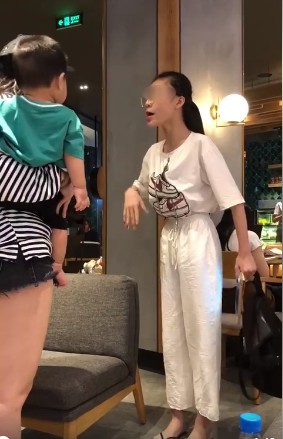 Cô gái cầm nhầm ví Gucci 1.200 USD của mẹ bỉm sữa, bị phát hiện còn cãi tay đôi: Tao chưa lấy tao không sợ!