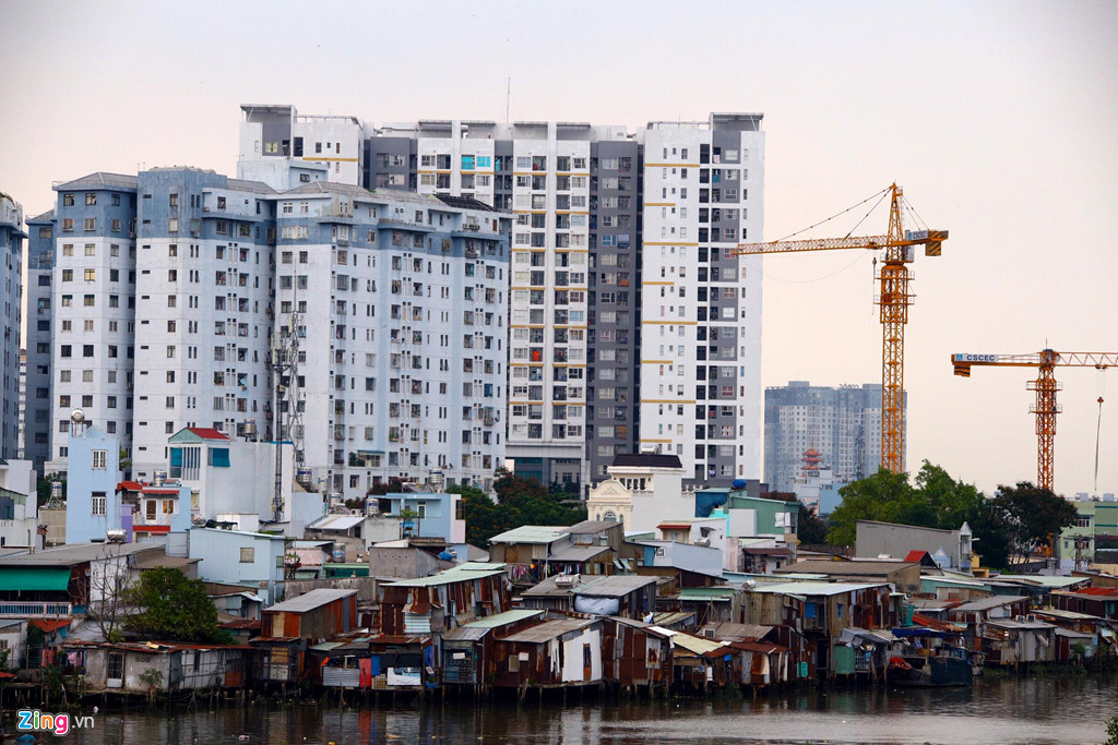 Chung cư trên Bến Vân Đồn vây kín quận 1, TP.HCM