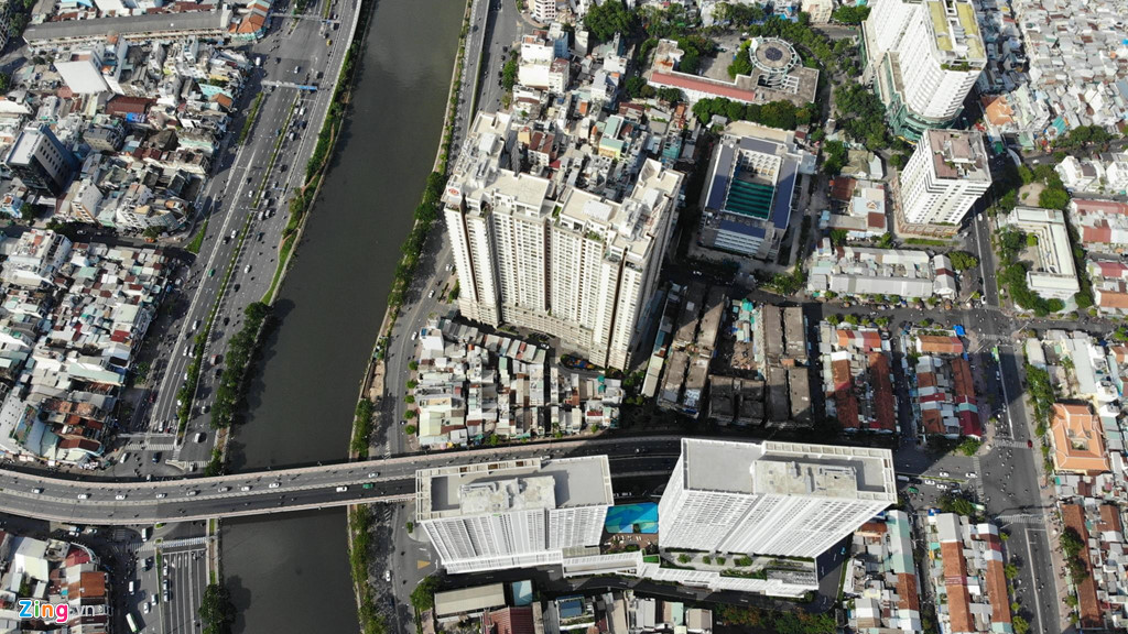 Chung cư trên Bến Vân Đồn vây kín quận 1, TP.HCM