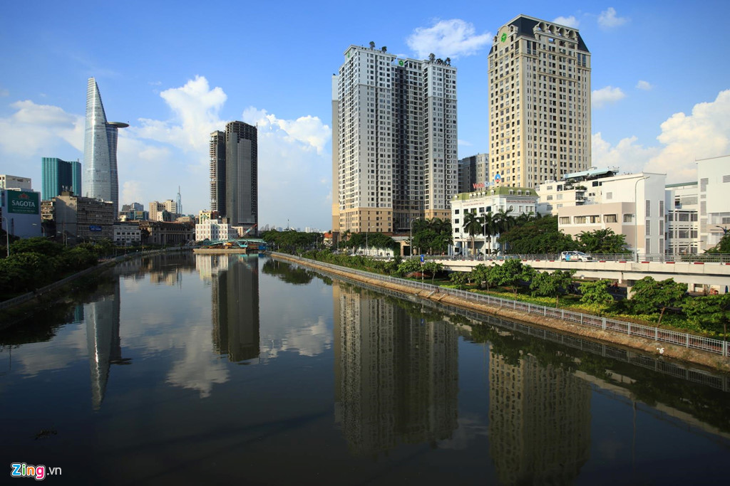 Chung cư trên Bến Vân Đồn vây kín quận 1, TP.HCM