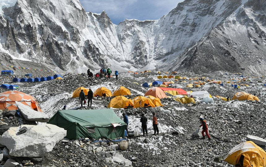 Băng tan phơi bày thi thể trên đỉnh Everest nhiều hơn bao giờ hết