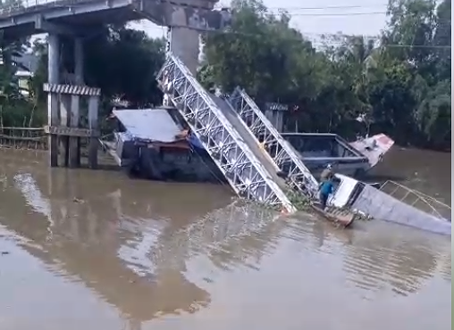 Người dân kể lại giây phút cầu ở Đồng Tháp sập Người dân kể lại giây phút cầu ở Đồng Tháp sập