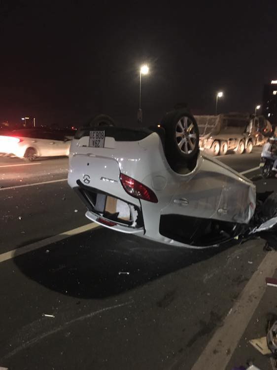 Một cô gái trọng thương nằm bất động trên cầu Nhật Tân sau cú va chạm giữa ô tô Mazda 2 và xe bồn